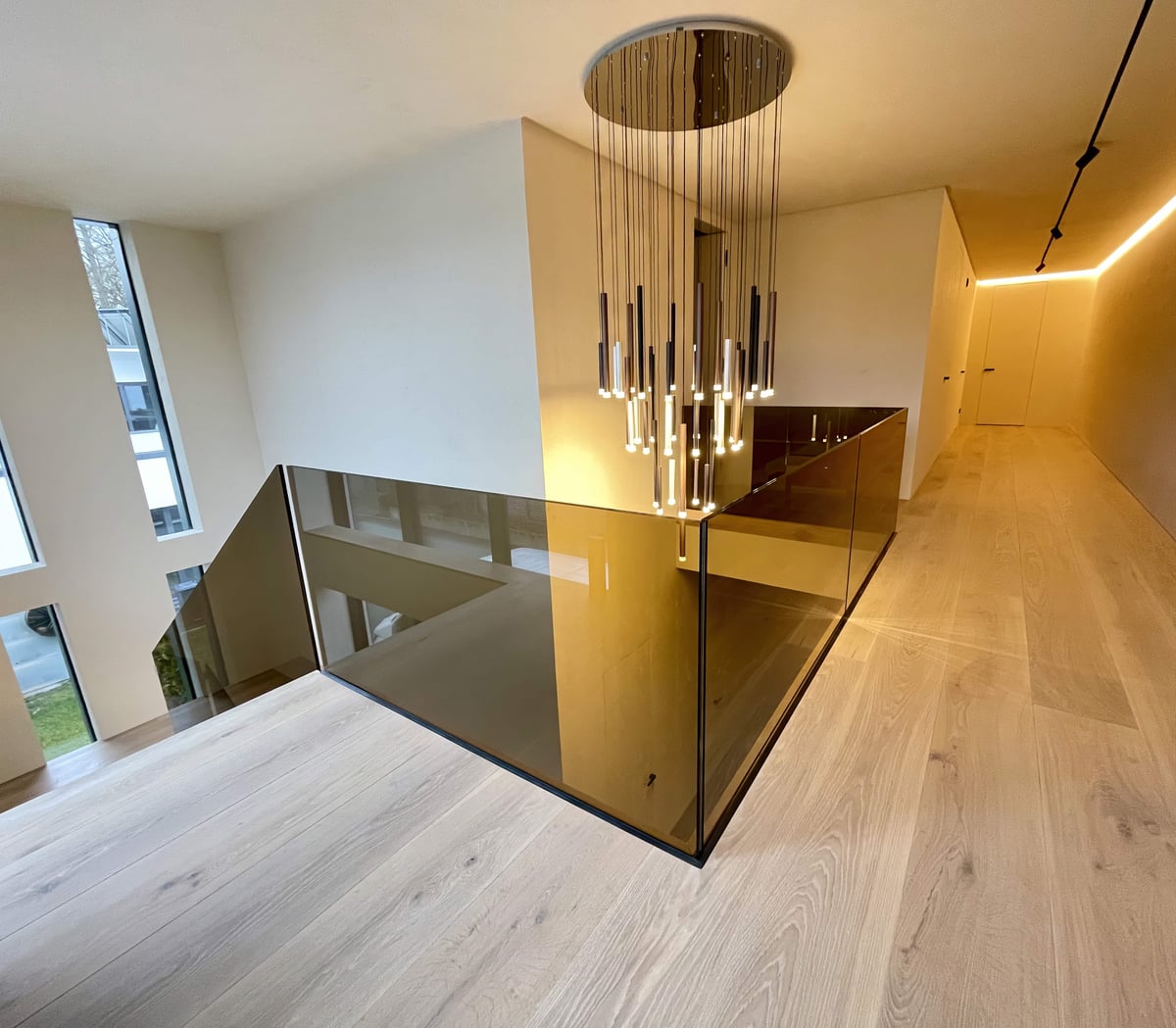 Freitragende Kragarmtreppe mit Glasgeländer und LED-Beleuchtung