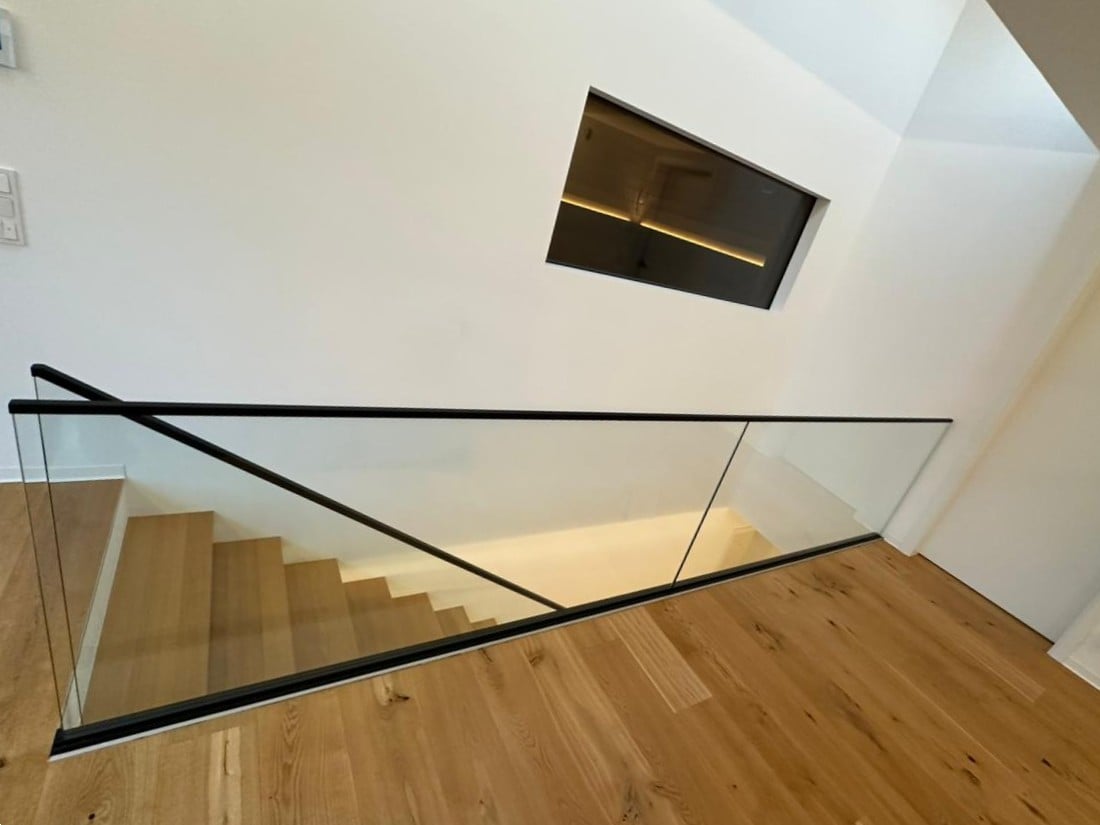 Massive Holzstufen mit klarer Stahlkante – realisiertes Projekt der AN Treppenbau GmbH